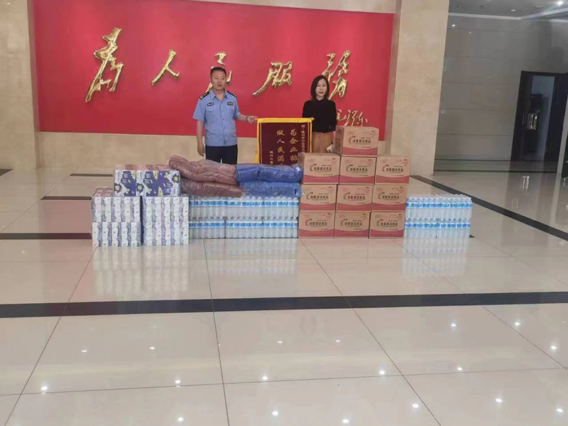 警企共建情誼深，鑫華物流慰問交警支隊(duì),并捐贈物資